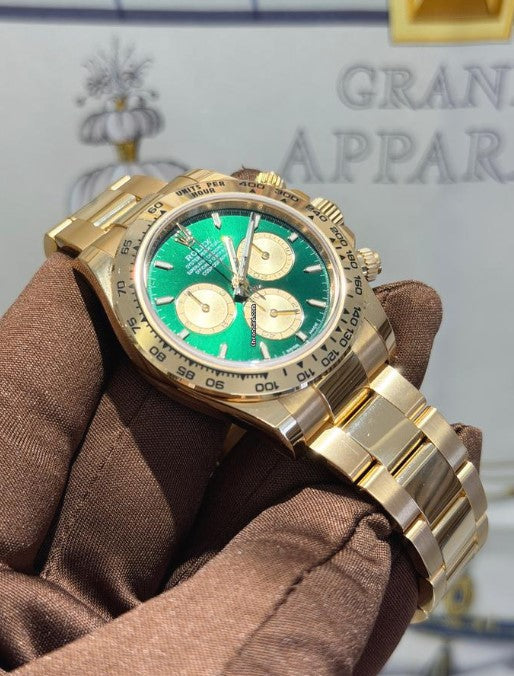 Relógio automático dourado com mostrador verde e pulseira de metal