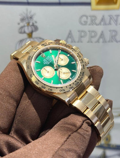 Relógio automático dourado com mostrador verde e pulseira de metal