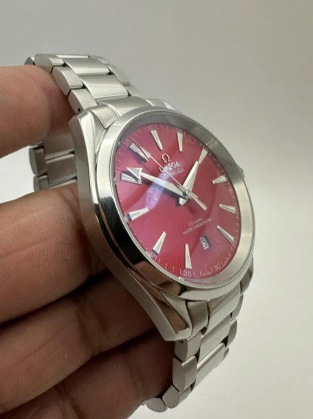 Relógio Omega Seamaster com mostrador vermelho e pulseira metálica, vista lateral