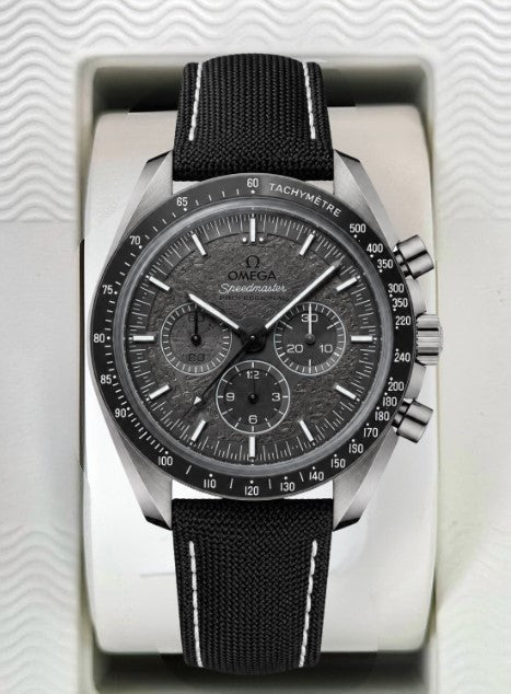 Relógio Omega Speedmaster com mostrador escuro e pulseira preta de tecido