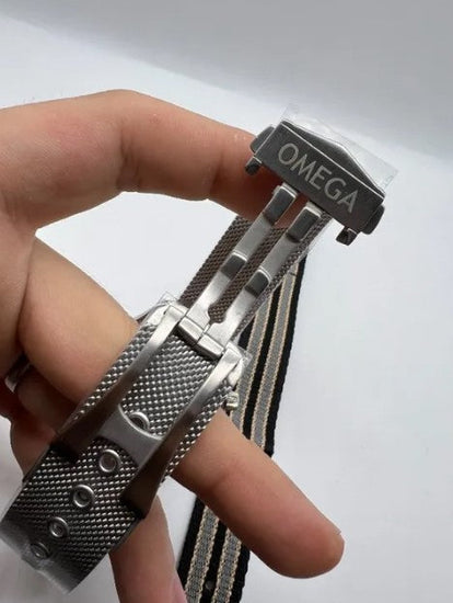 Fecho e presilha da pulseira do relógio Omega, com ponta da pulseira mesh
