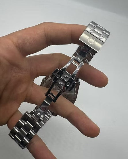 Relógio Omega Speedmaster Moonwatch com fecho de pulseira metálico e elos prateados