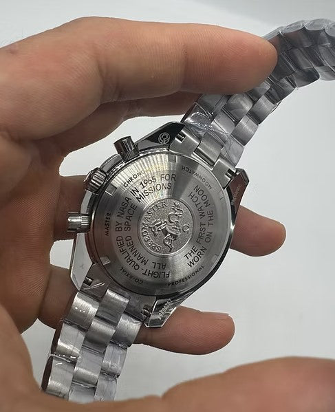 Relógio Omega Speedmaster Moonwatch com tampa traseira prateada e inscrições visíveis