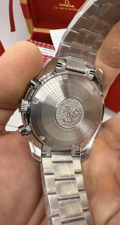 Fundo do relógio em aço com inscrição e fecho da pulseira metálica