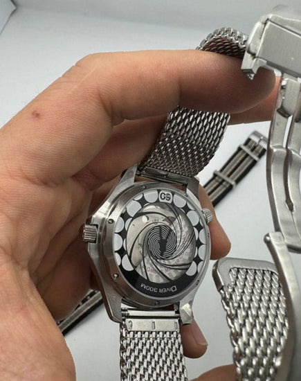 Relógio Omega Seamaster Diver 300M com fundo traseiro e pulseira de aço em malha