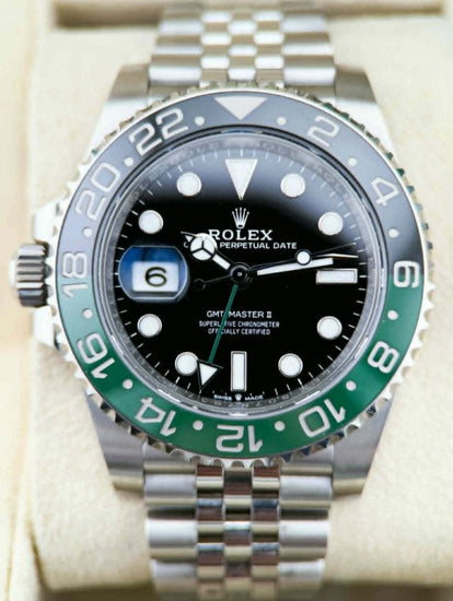 Relógio Rolex GMT Master II com mostrador preto, aro verde e pulseira de aço