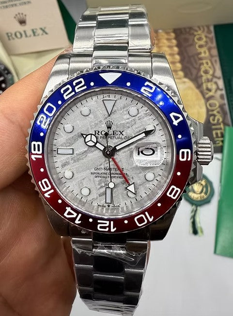 Relógio de pulso em aço com mostrador prateado e bezel Pepsi