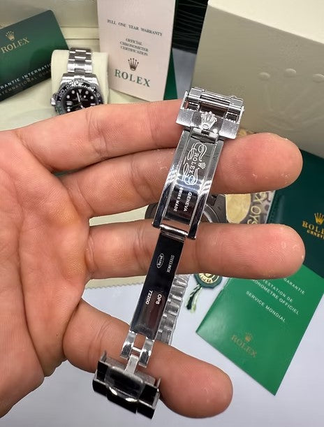 Relógio de pulso em aço, fecho e elos da pulseira com detalhes