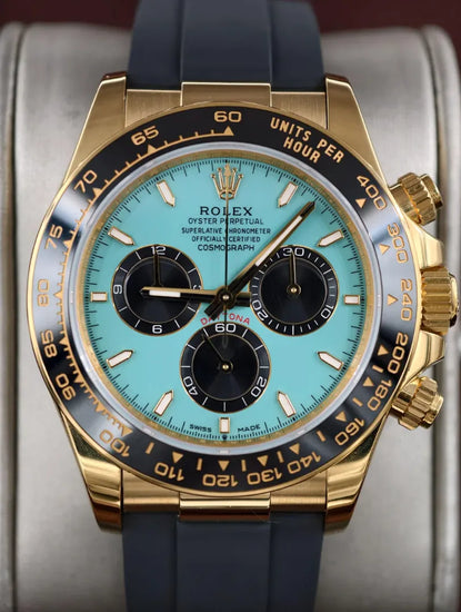 Relógio Rolex Daytona automático com mostrador azul e marcadores dourados, pulseira azul.