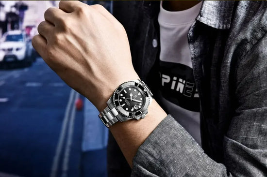 Relógio automático preto com pulseira de aço no pulso