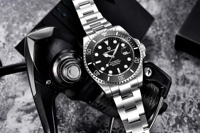 Relógio automático preto com pulseira de aço e bezel prateada