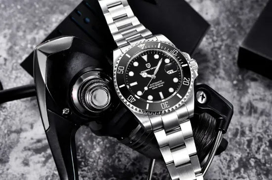 Relógio automático preto com pulseira de aço e bezel prateada
