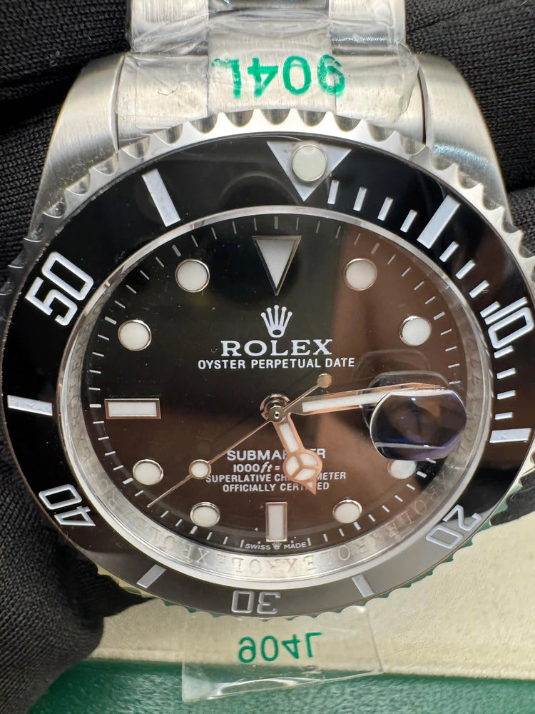 Relógio Rolex com mostrador preto e bezel em aço, vista aproximada do mostrador