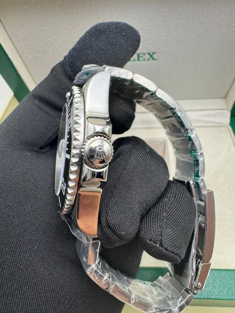 Relógio Rolex Submariner Date automático visto de perfil com coroa e pulseira de aço