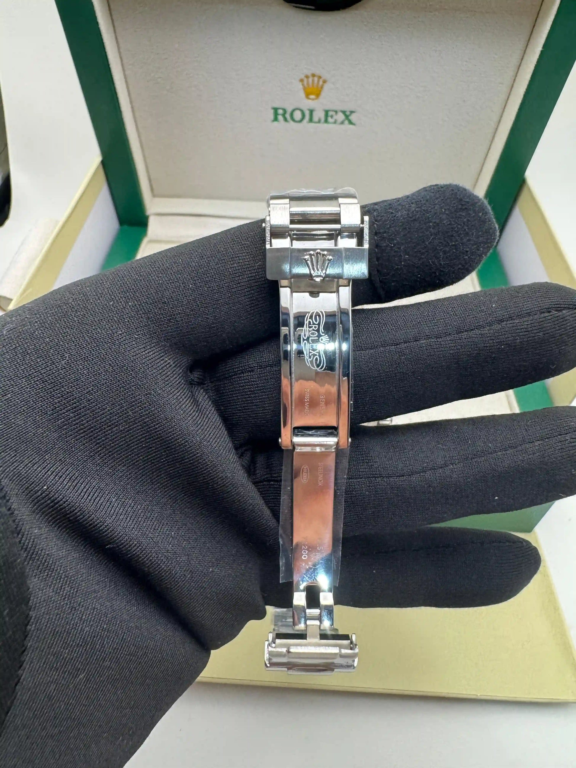 Relógio Rolex Submariner com bracelete de aço e fundo voltado para cima