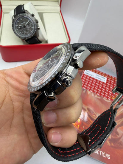 Relógio Omega Speedmaster com visão lateral da caixa e pulseira preta