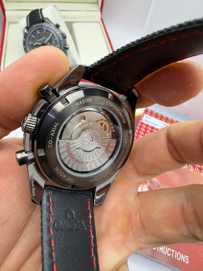 Fundo do relógio Omega Speedmaster com gravações e pulseira preta de couro