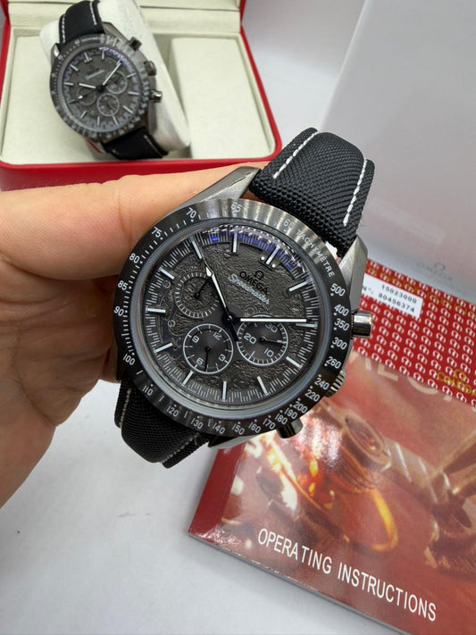 Relógio Omega Speedmaster com mostrador escuro e três submostradores; pulseira preta