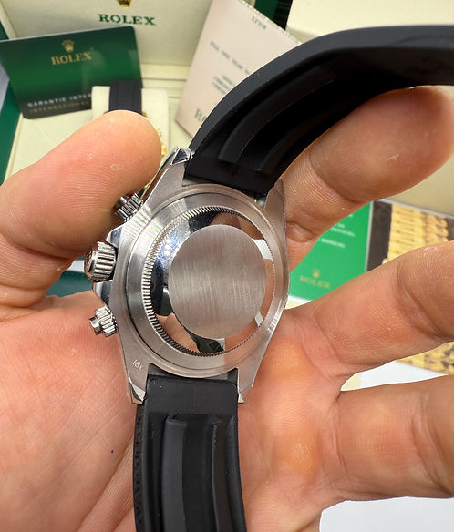Relógio automático com caixa em aço e pulseira preta, detalhe da lateral