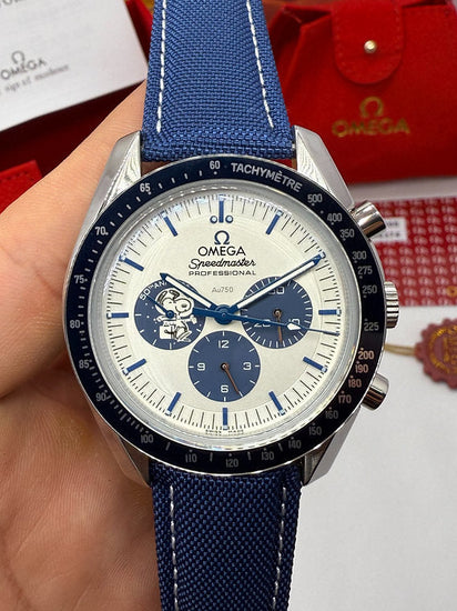 Relógio Omega Speedmaster automático com mostrador branco e bracelete de tecido azul