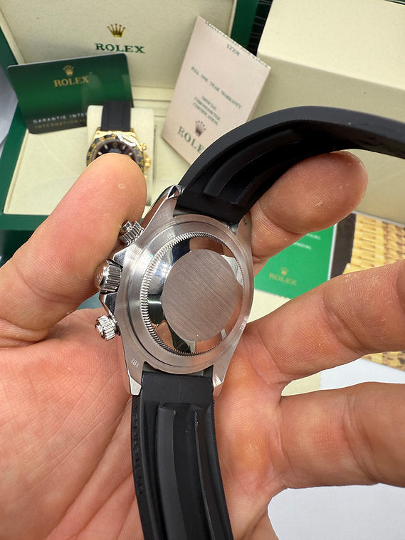 Relógio com lateral da caixa e pulseira azul de borracha