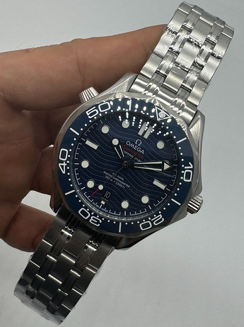 Relógio Omega Seamaster com mostrador azul escuro e pulseira metálica