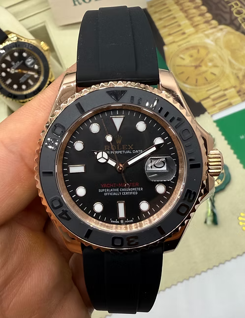 Relógio Rolex com caixa em ouro rosé e pulseira de borracha preta, mostrador preto
