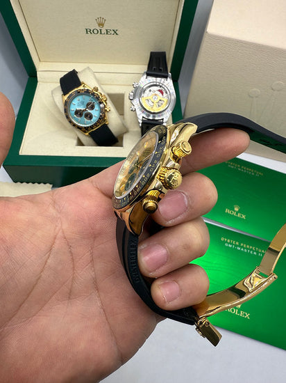 Relógio Daytona automático com caixa dourada e pulseira azul escura, visão lateral