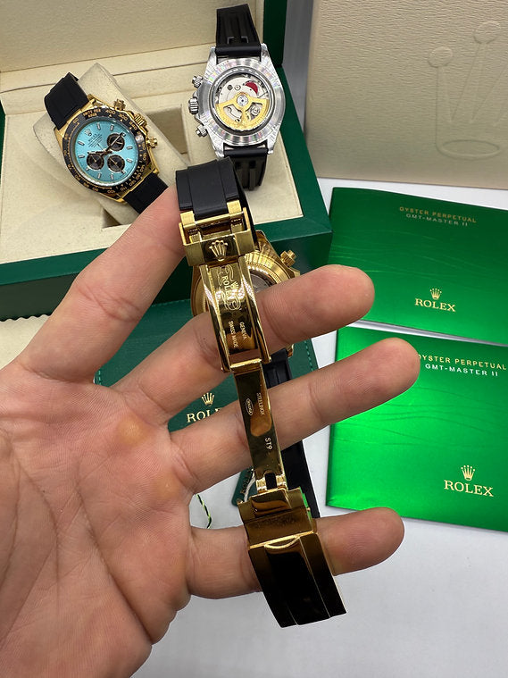 Relógio Daytona automático com mostrador azul e pulseira metálica dourada