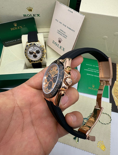 Relógio Rolex com mostrador visível e pulseira preta, caixa dourada rosé