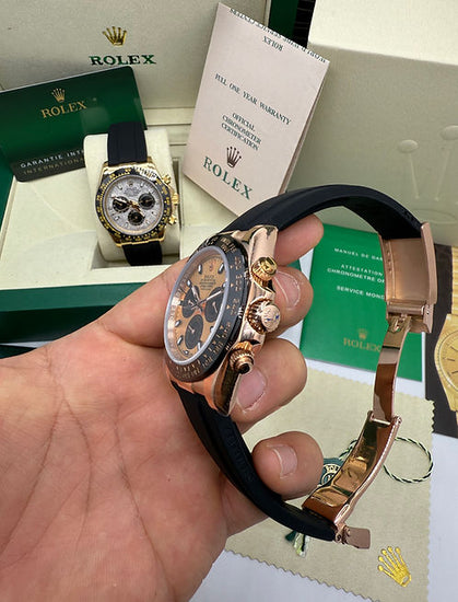 Relógio Rolex com mostrador visível e pulseira preta, caixa dourada rosé