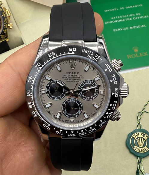 Relógio automático com mostrador prata, cronógrafo e pulseira de borracha preta