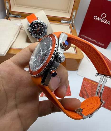 Relógio Omega automático com pulseira laranja e caixa de aço, ângulo lateral