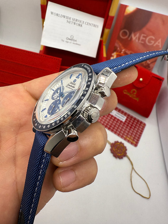 Relógio Omega Speedmaster automático azul com bracelete de tecido e mostrador claro