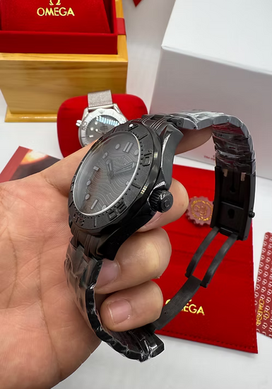 Relógio Omega com caixa preta e mostrador preto, coroa lateral, pulseira metálica