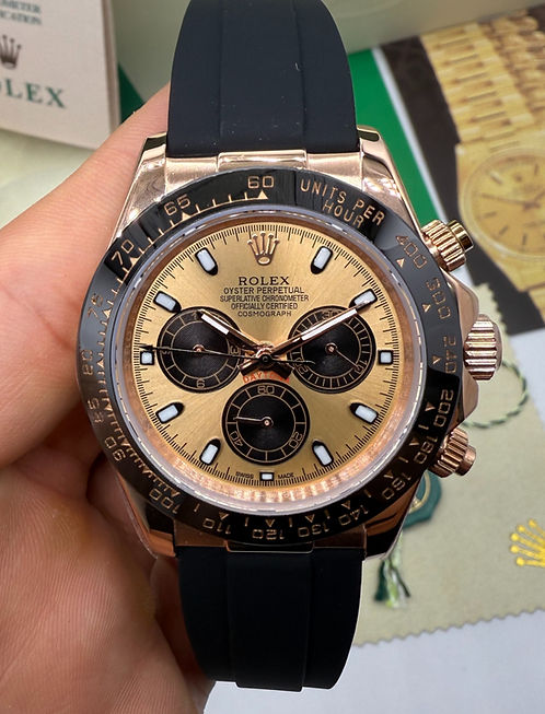 Relógio Rolex Daytona com mostrador claro, três submostradores e pulseira preta