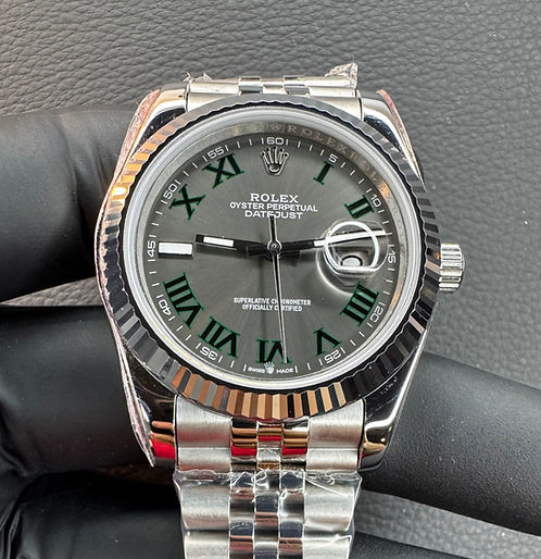 Relógio Rolex Datejust 41mm com mostrador escuro e pulseira de aço; bezel canelado visível
