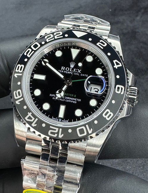 Relógio Rolex automático com mostrador preto, bezel preta e pulseira de aço, ângulo lateral