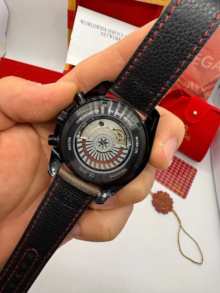 Relógio Omega Speedmaster com fundo traseiro e pulseira marrom de couro