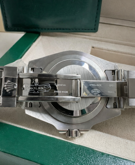 Relógio Rolex Submariner Date automático com fundo e marcações gravadas em aço