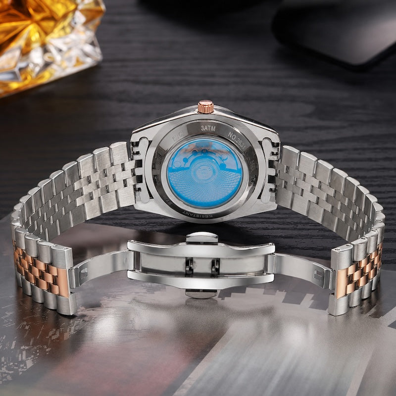 Relógio de pulso com fundo transparente azul e pulseira metálica bicolor rosé e prata