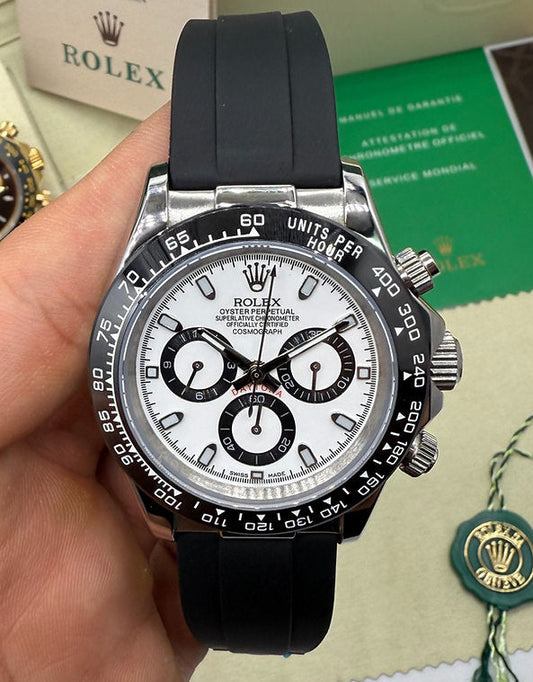 Relógio Rolex Daytona cronógrafo com mostrador branco e pulseira preta de borracha