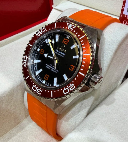 Relógio Omega Seamaster Planet Ocean automático com caixa prateada e mostrador preto