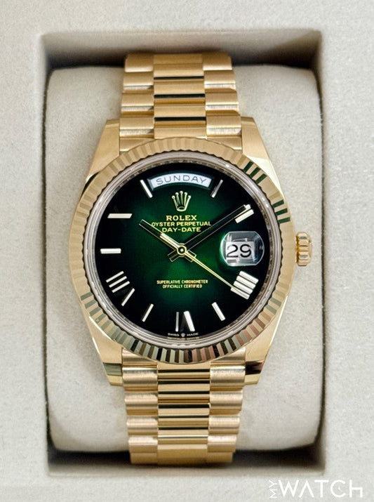 Relógio Rolex dourado com mostrador verde e pulseira de metal, calendário visível.