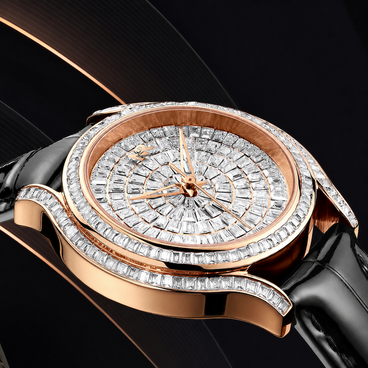 Relógio Estrela com caixa rosé, mostrador branco e pulseira preta; aro cravejado.