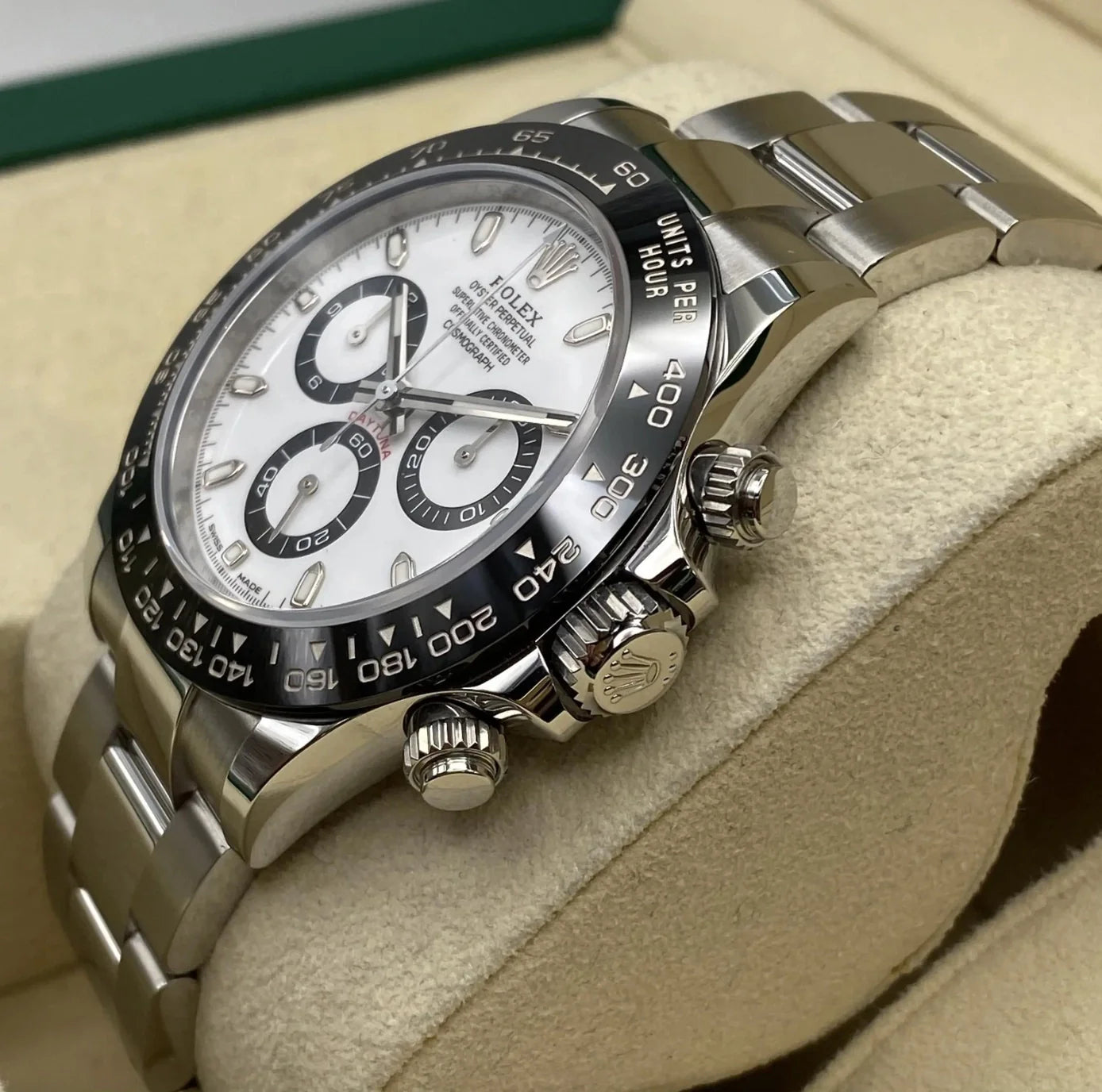 Relógio Rolex automático com cronógrafo, bezel preta e mostrador branco com três contadores
