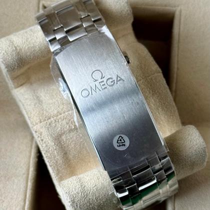 Tampa traseira do relógio Omega Seamaster com marca Omega e símbolo