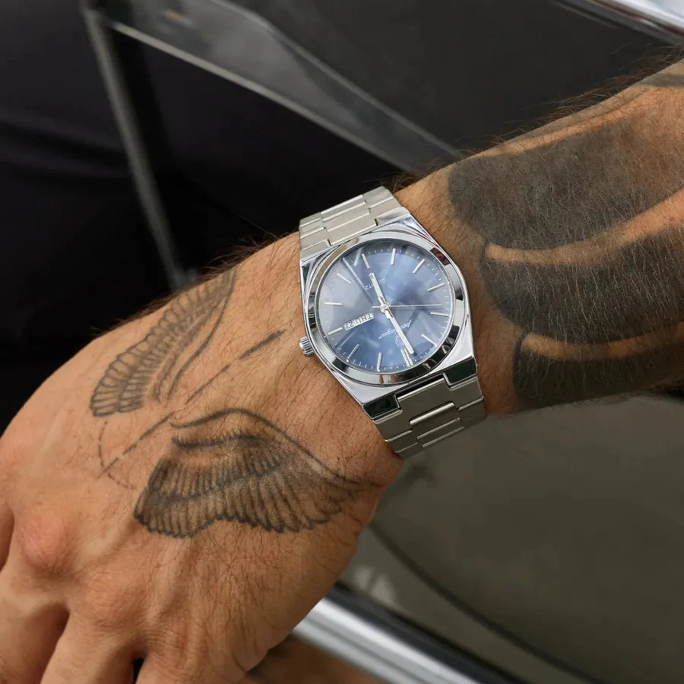 Relógio de pulso aço com mostrador azul e pulseira metálica