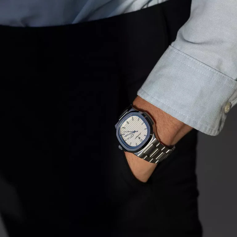 Relógio Nautilus de 41 mm com mostrador claro e pulseira metálica prateada
