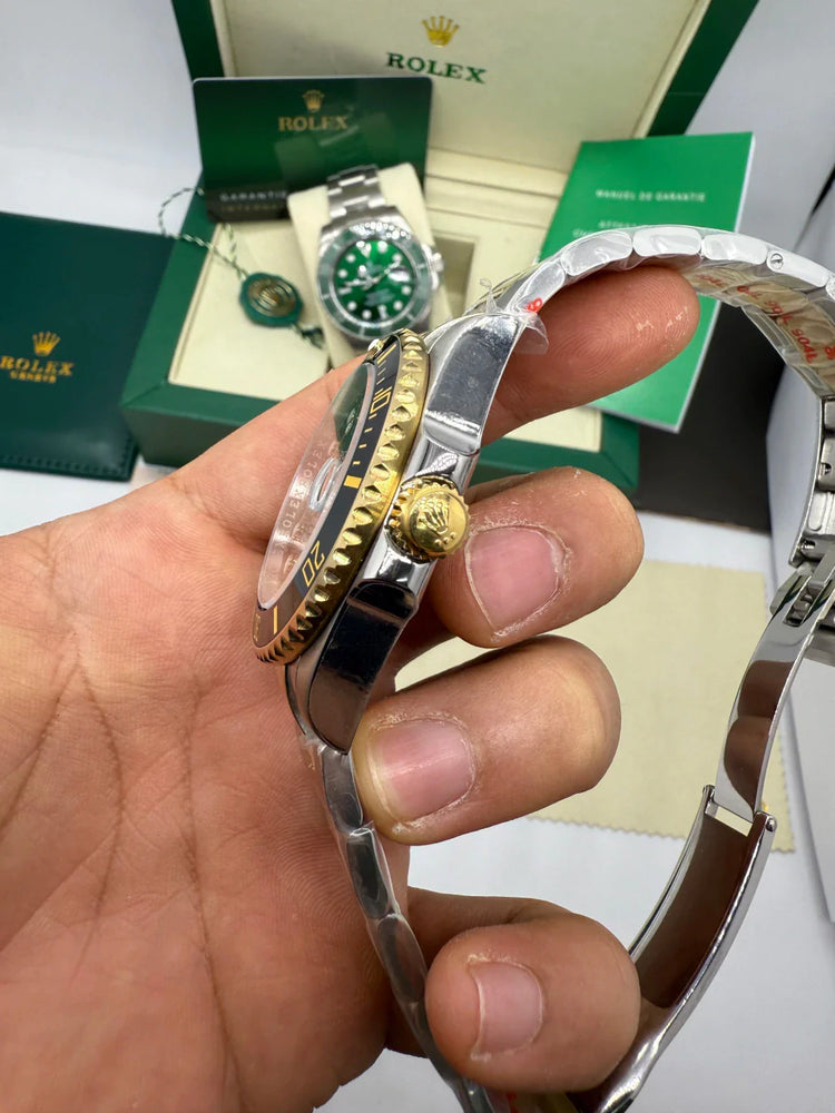 Relógio Rolex Submariner com lateral da caixa, coroa em ouro e aço
